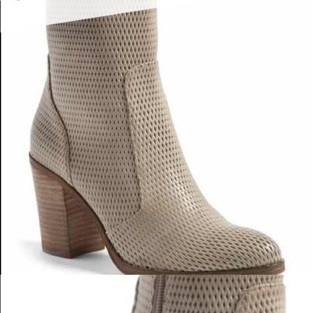 NWOT Hinge high-heel boots