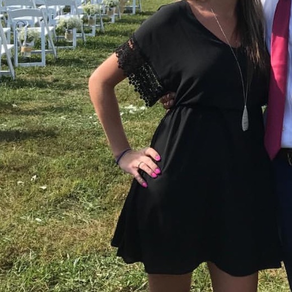 In search of casual black dress with lace sleeves - Picture 1 of 1
