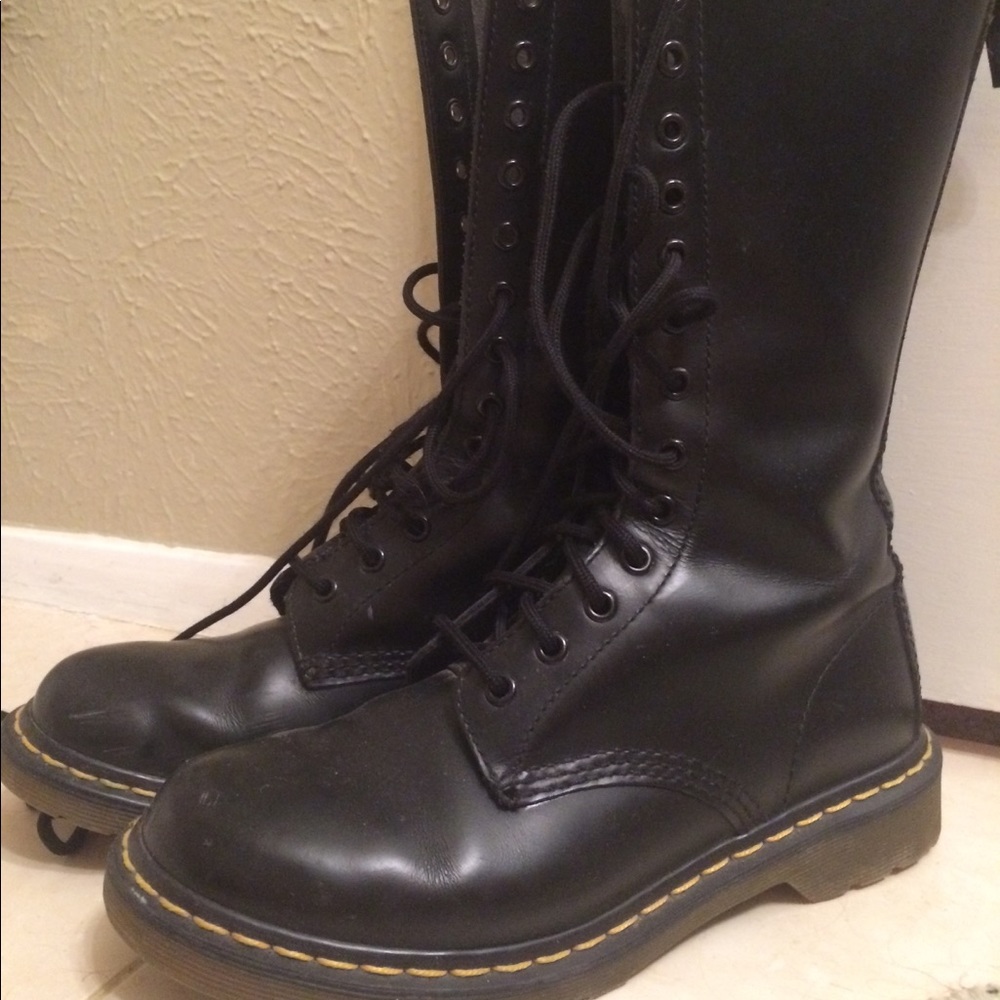 Sz8 Dr martens calf high black combat boots