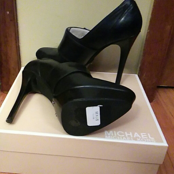 Michael Kors Black Pumps - Picture 3 of 6