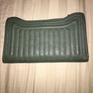 NEW Steve Madden olivegreen wallet great condition