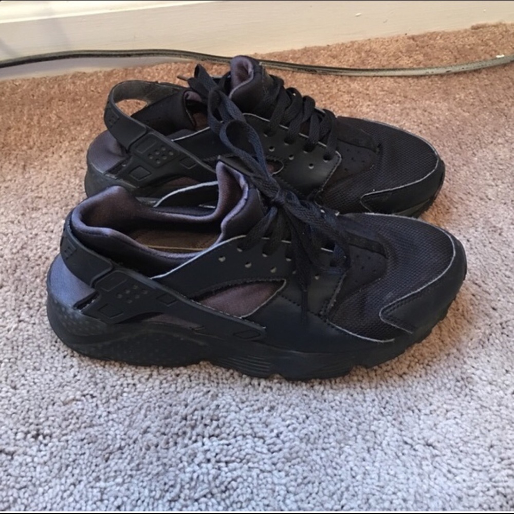 Nike huaraches all black