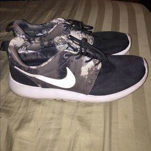 NIKE running shoes great condition black whitegray