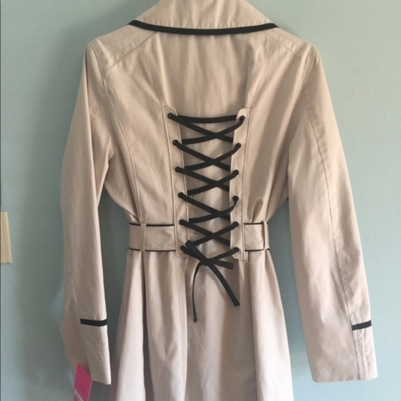 Betsey Johnson belted trench coat - Picture 6 of 7