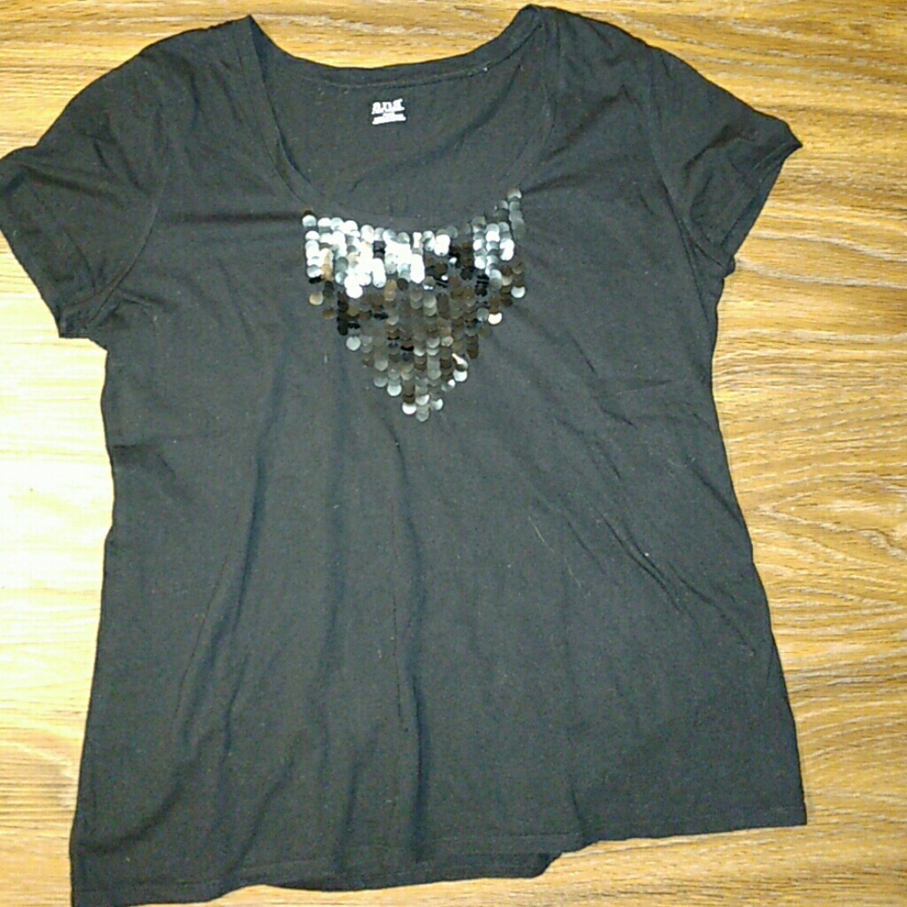 Short sleeve black top w/ sequinned detail