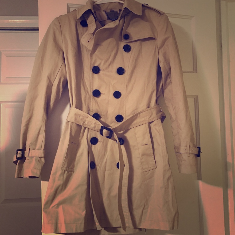 •Burberry Trench Coat Medium• OPEN TO OFFERS