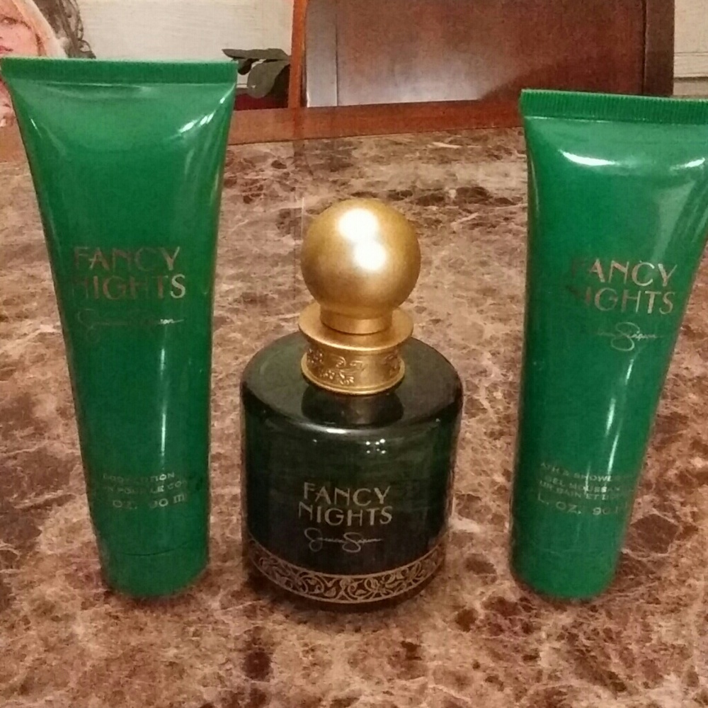 Woman's cologne, body lotion & bath/shower gel set