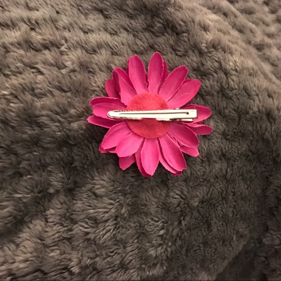 Pink rhinestone flower hair clip - Picture 2 of 2