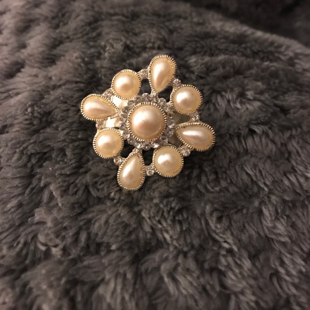 Stretchy pearl statement ring