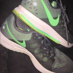Nike running shoes grey/green
