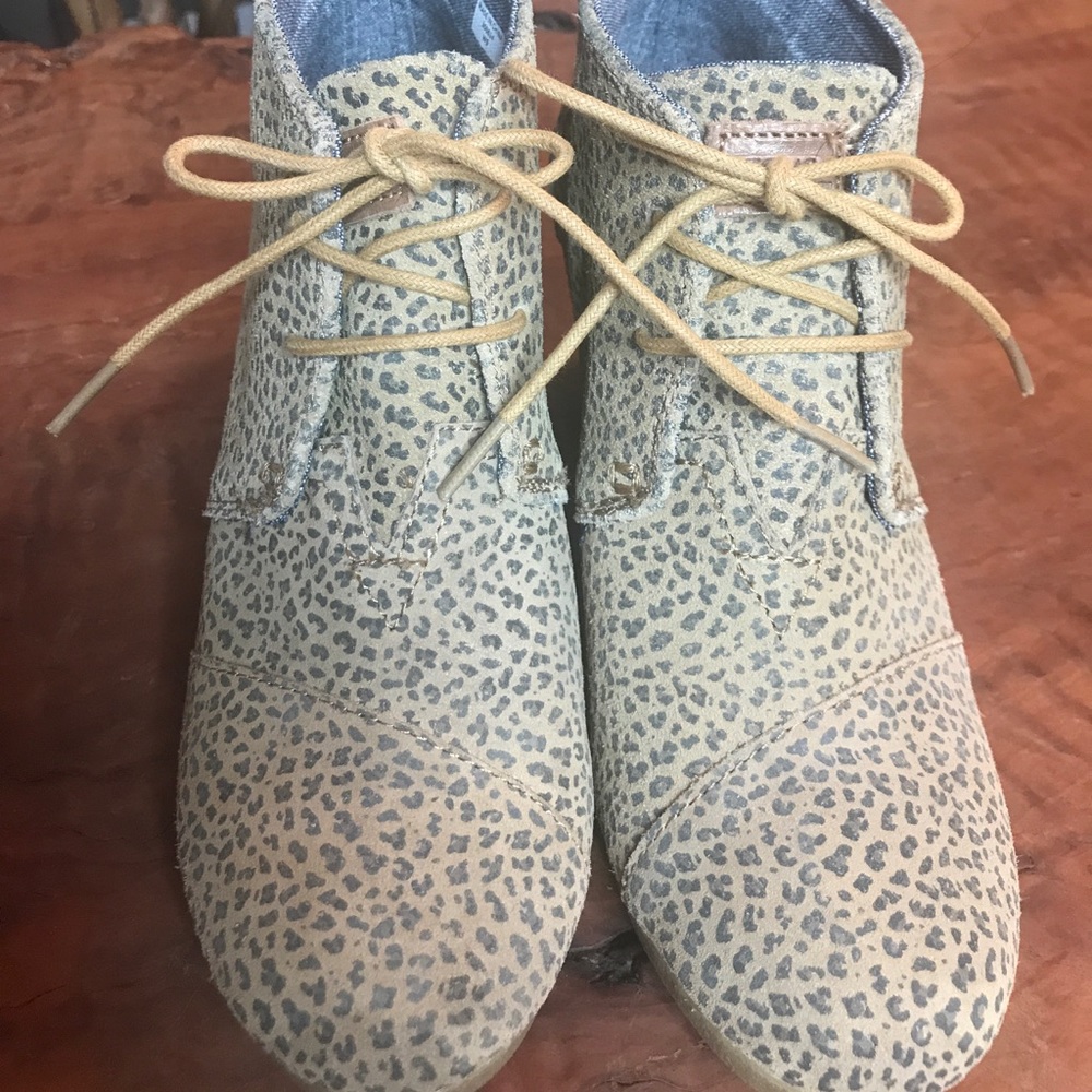 Tom’s Mini leopard Wedge Bootie