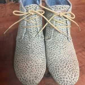 Tom’s Mini leopard Wedge Bootie