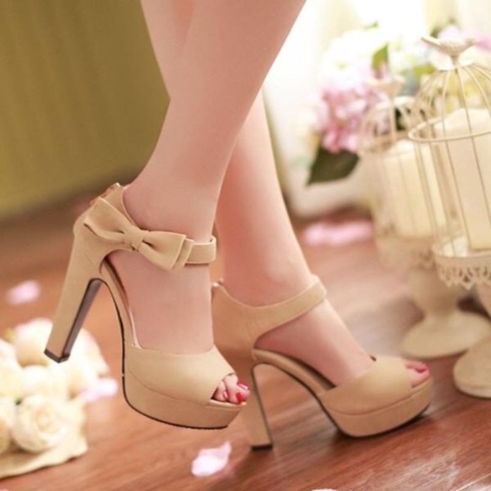 Nude/Tan Bow Heels