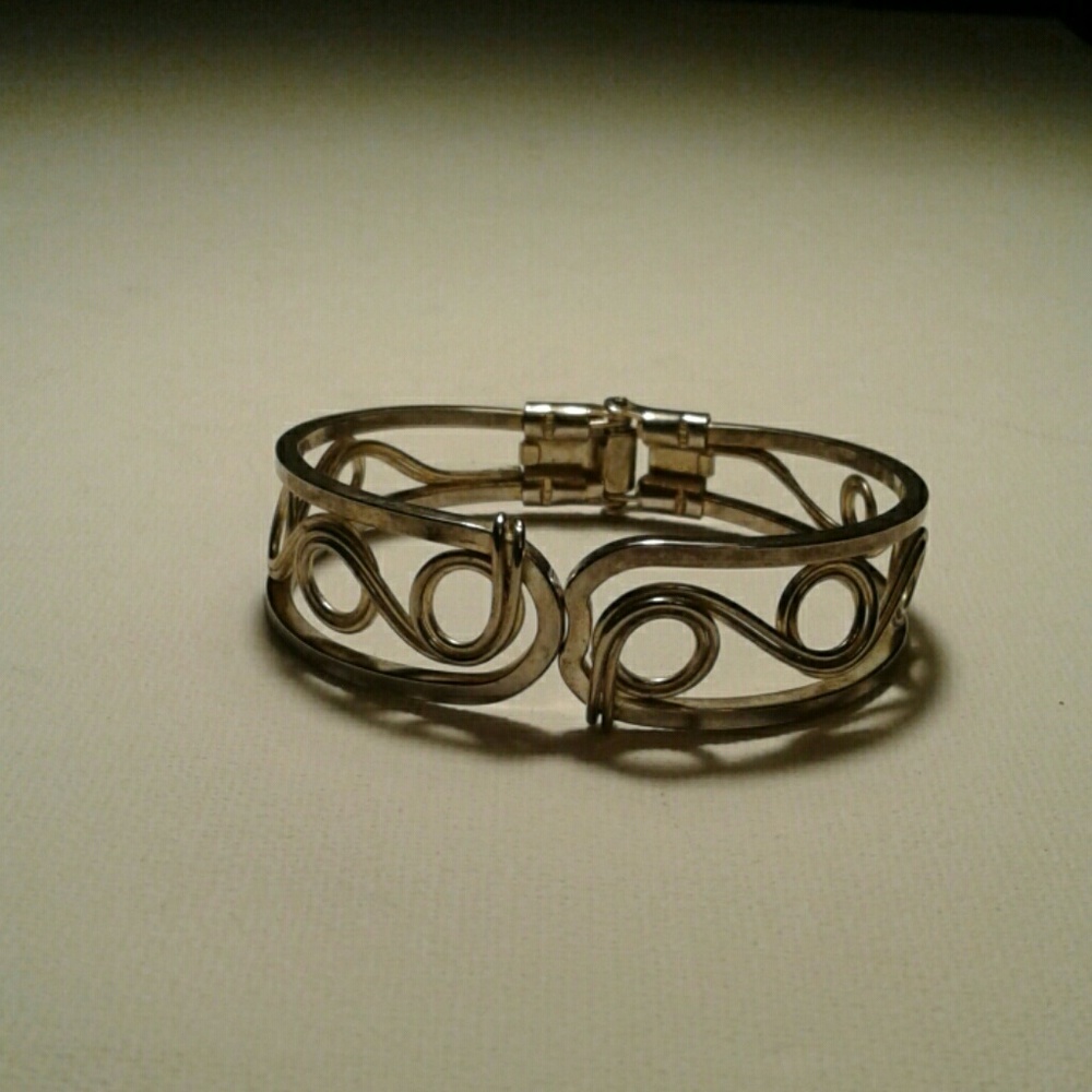 Cuff bracelet adjustable