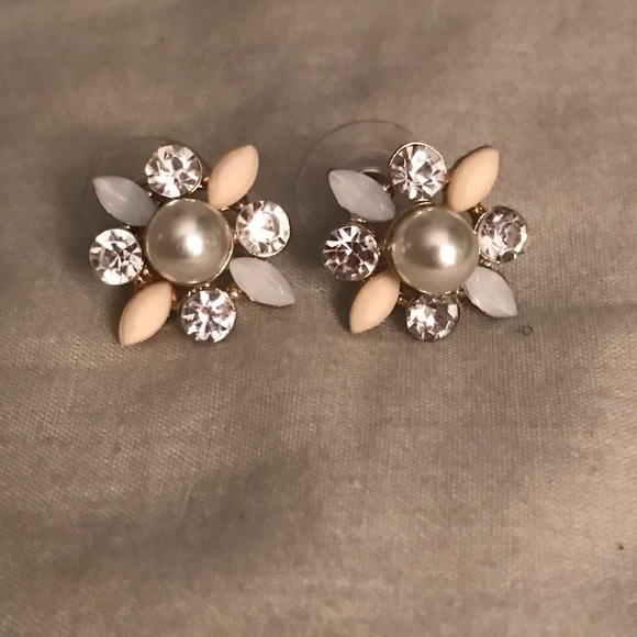 Francesca's Collections Jewelry - Francesca's Floral Stud Earrings 🌼
