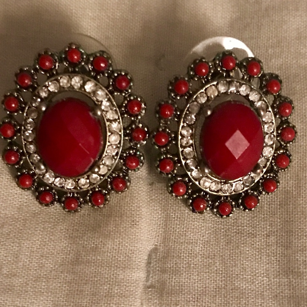 Francesca's classy, vintage studs 🌹❤️