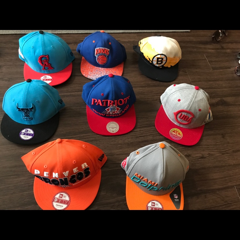 Lot of 8 snapback hats