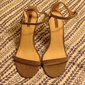 NWOT Taupe heels