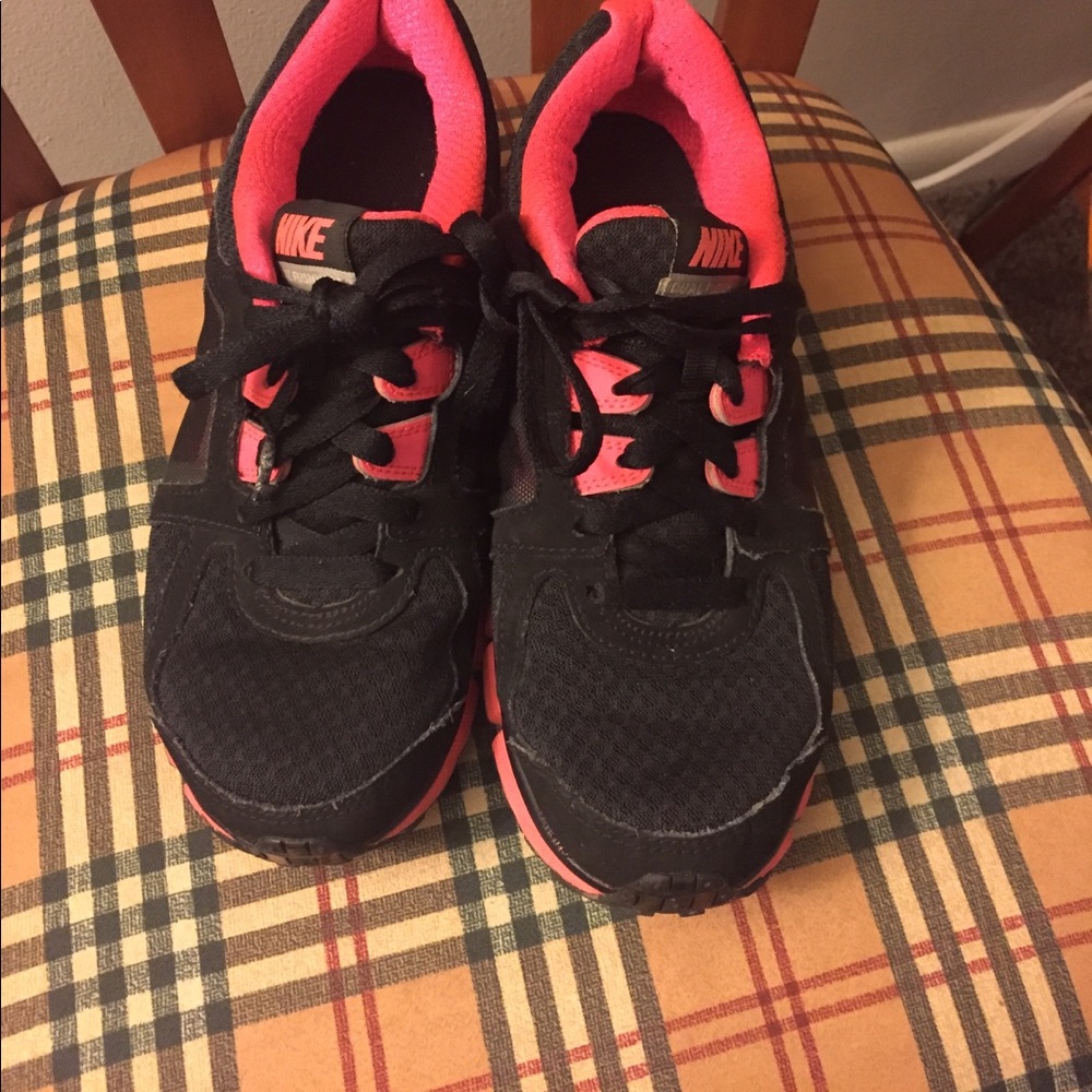 Nike rubber shoes in black and pink color