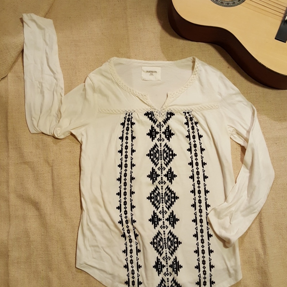 Long sleeve white  cotton shirt with center detail