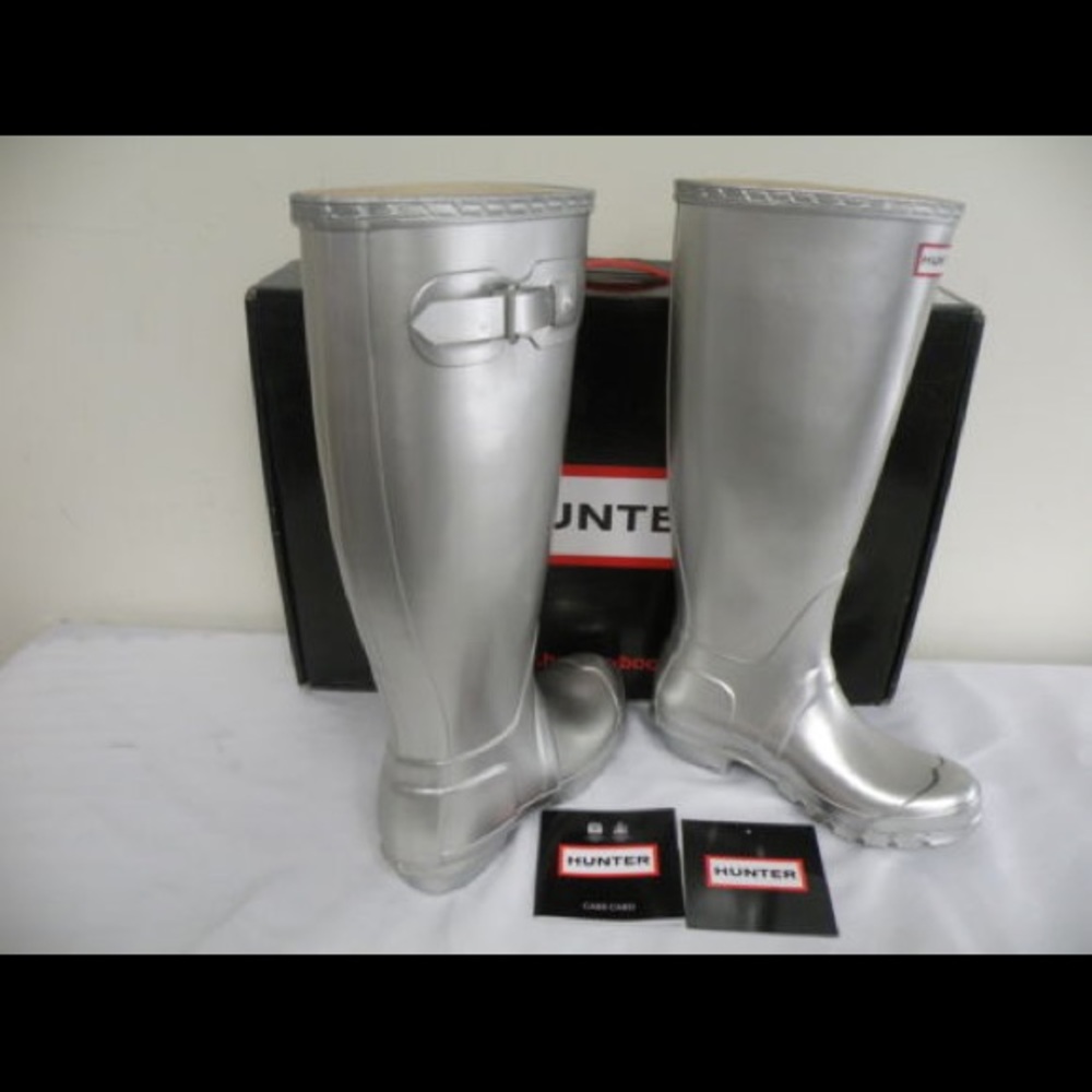 NWT Hunter RARE Tall in Silver, Size 6
