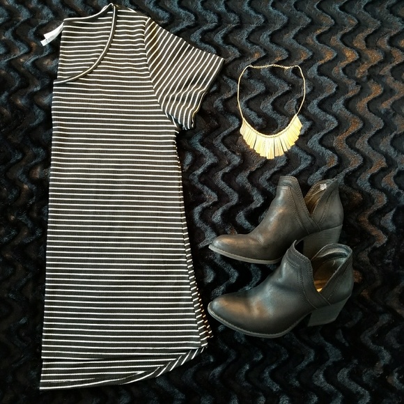 LuLaRoe Tops - BNWOT XL Classic T Ribbed Black & White Stripes