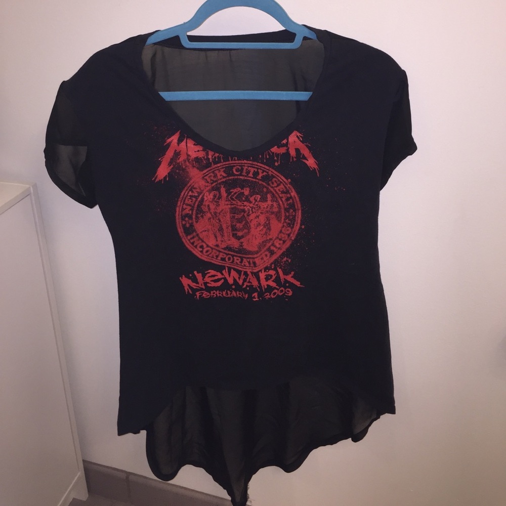 Super cute graphic tshirt with shear back!