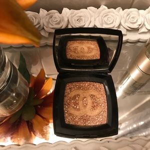 Chanel radiant glow highlighting powder