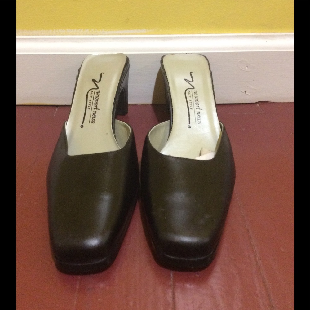 New never worn Black Newport News slide shoes