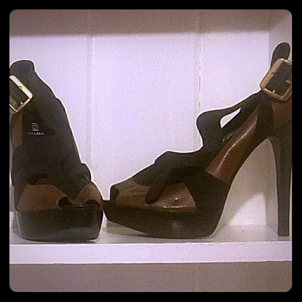 ***BAKERS BROWN HEELS***