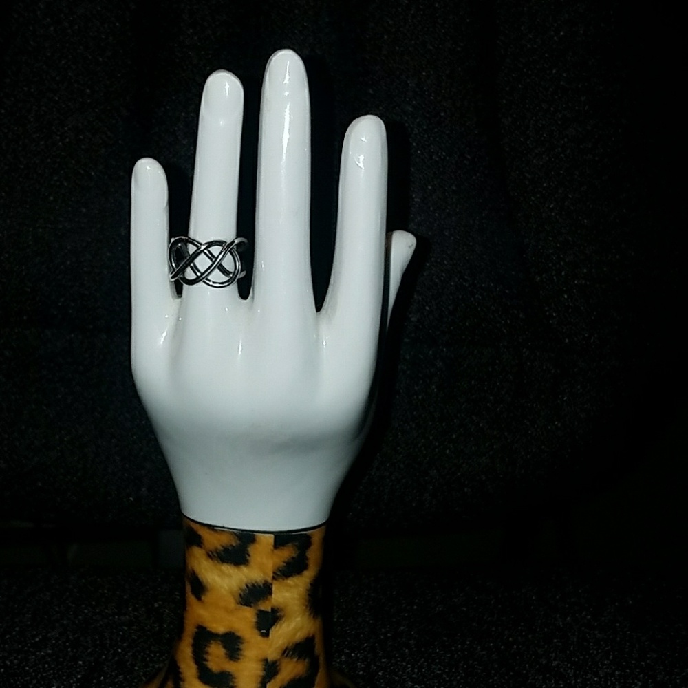 Infinity loop ring