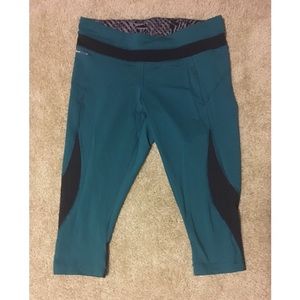 LOLË RUN CAPRIS - slightly used - L