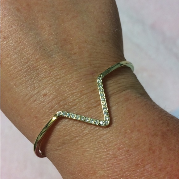 VS Double Chain V Necklace and Bracelet - Picture 3 of 5