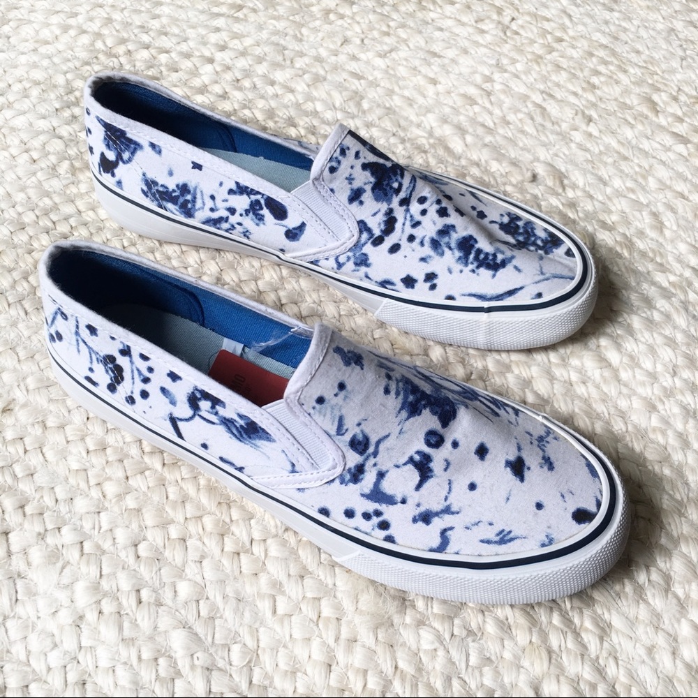 White and blue tie-dye floral slip on sneakers 👟