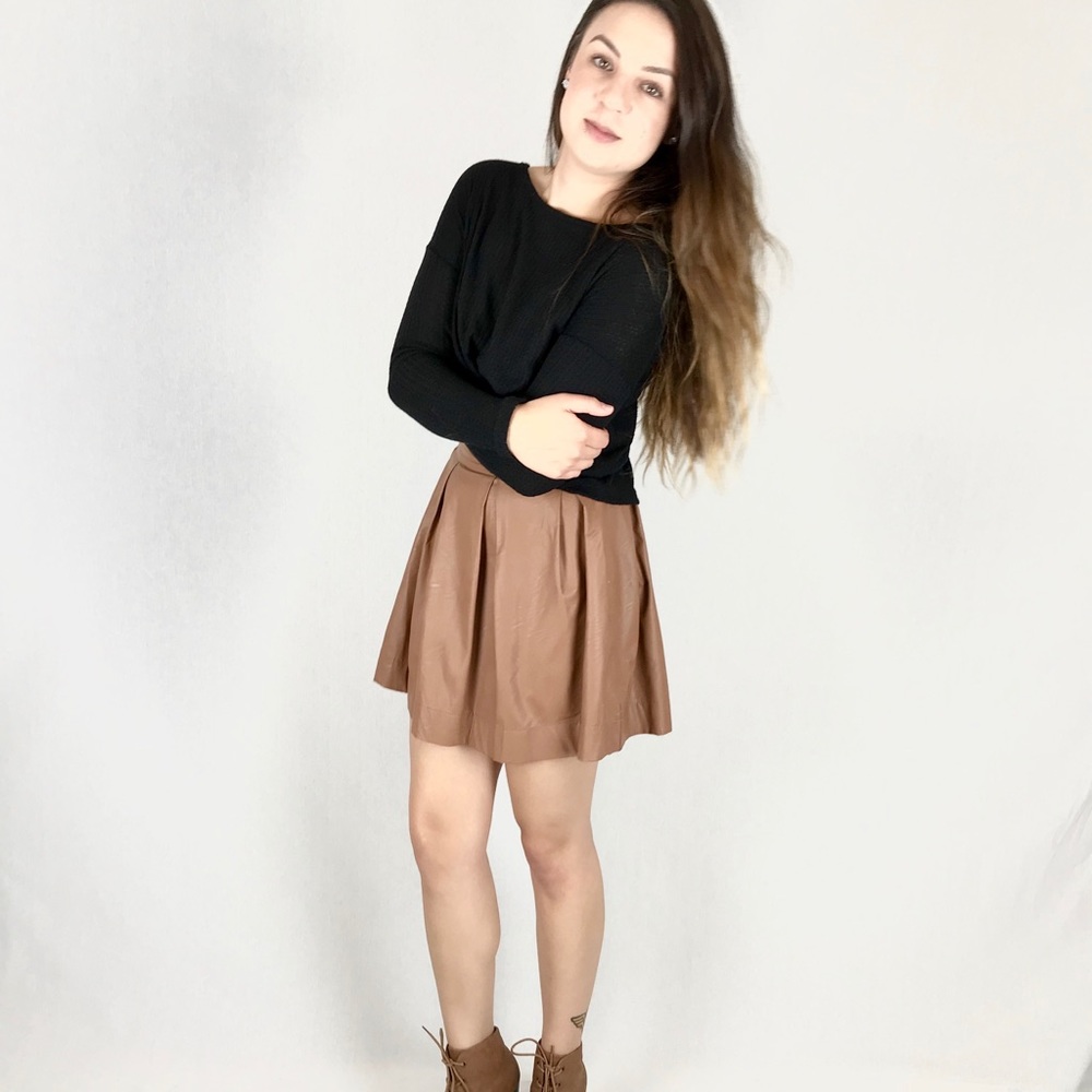 Nikki's Pleated Leather Skirt - Picture 6 of 7