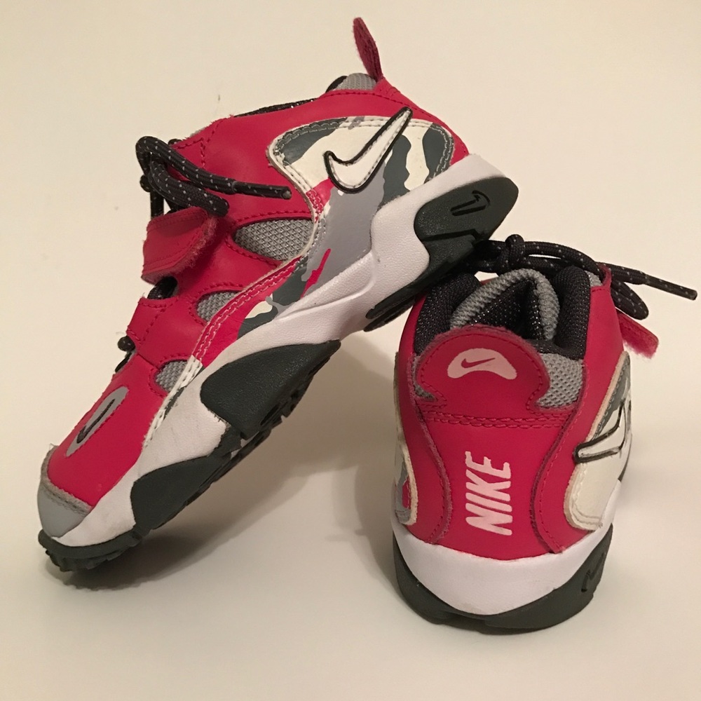 Adorable Like New Nike Girls size 11 Sneakers