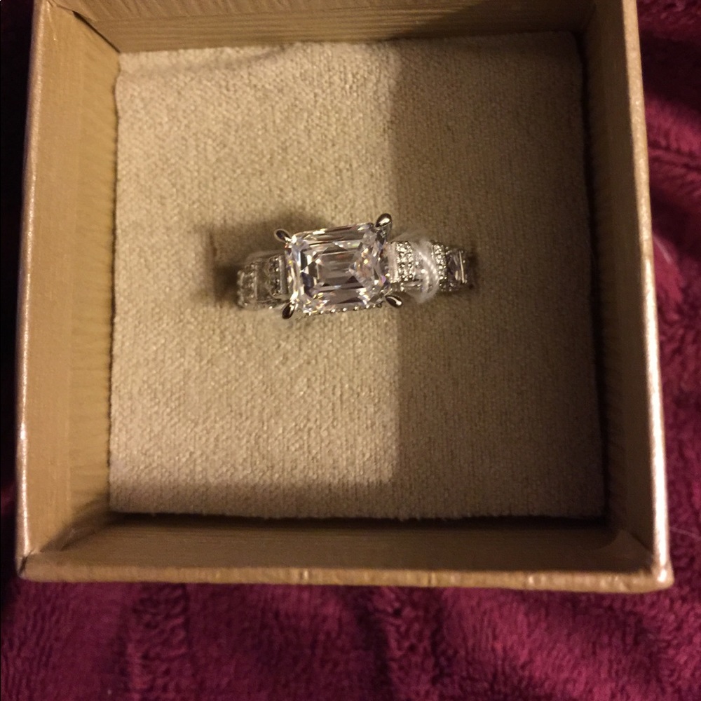 7.33Ctw white diamond simulant platineve 4.96 ring