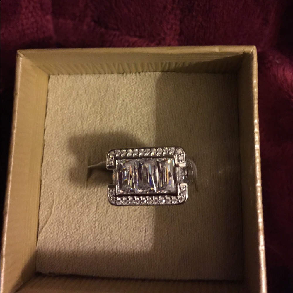 7.52 Ctw white Diamond sim. 4.89Ctw platin. ring