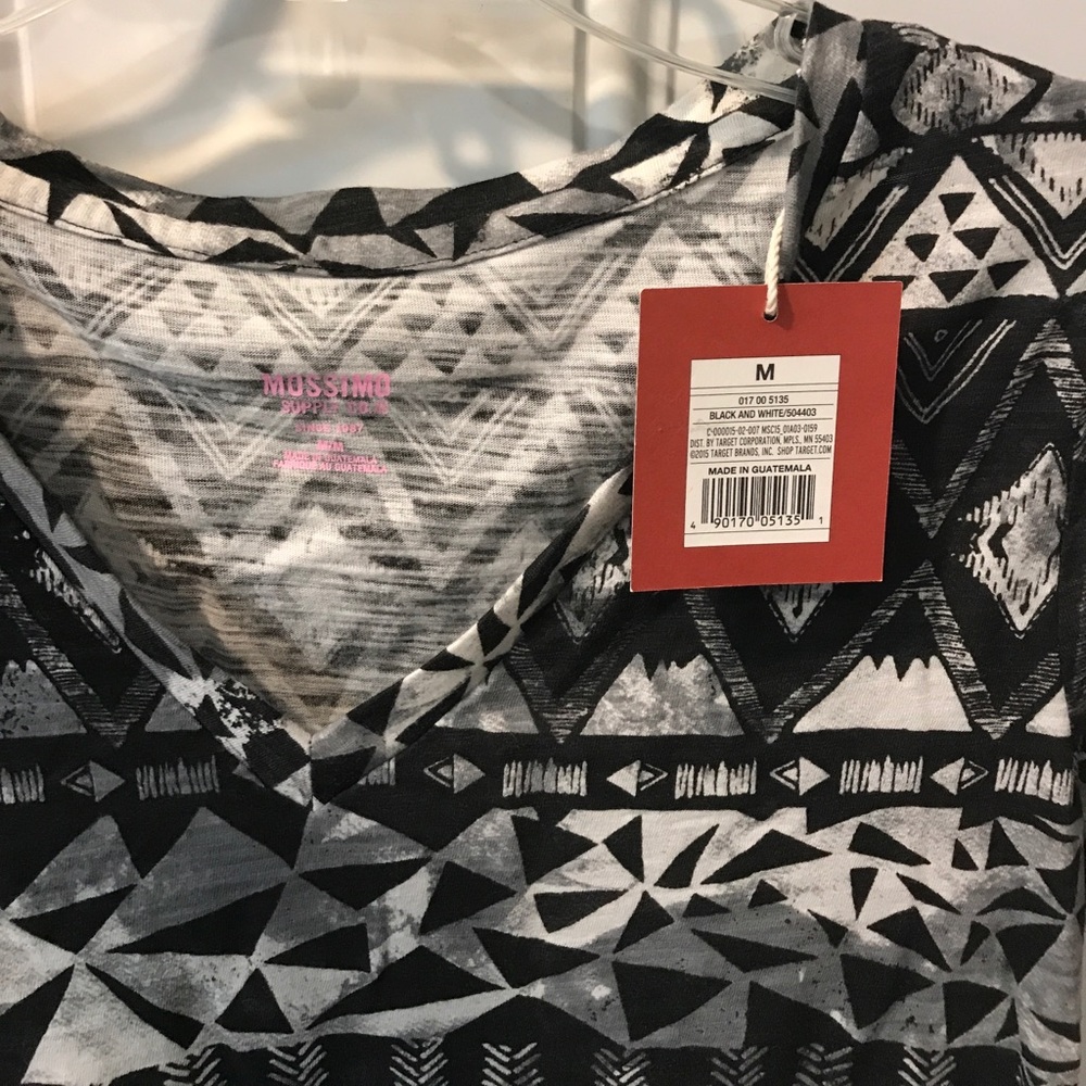 Black and white short sleeve print top NWT - Picture 2 of 3