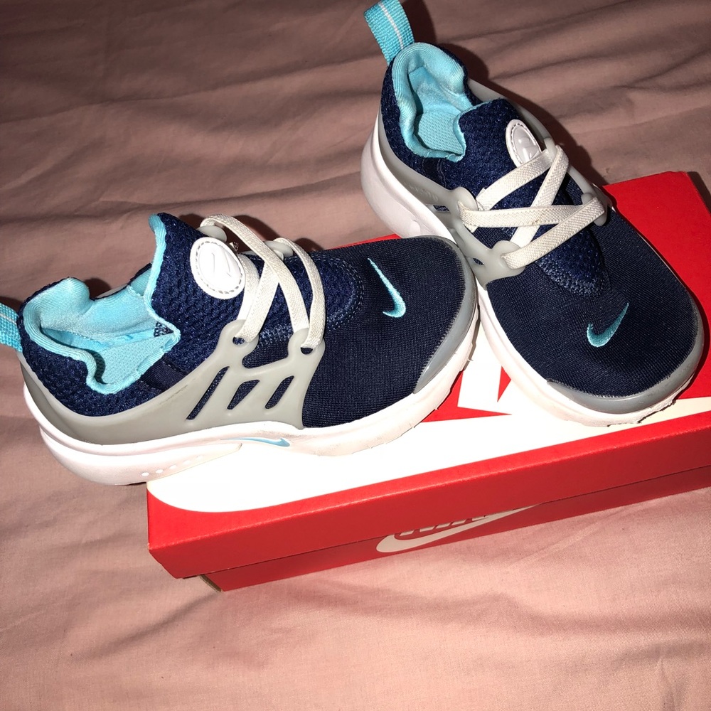 Kids Nike Sneakers Size 10 !! Clean!! Worn Once!!