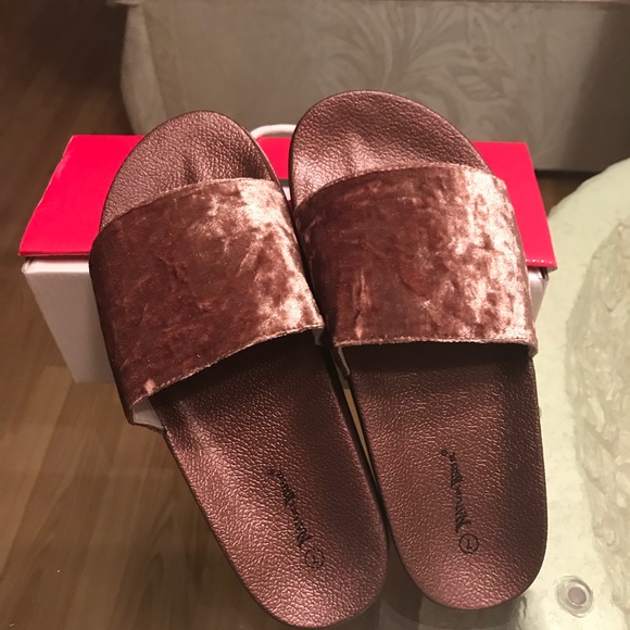 ✨🆕 Velvet Slides✨ - Picture 4 of 5