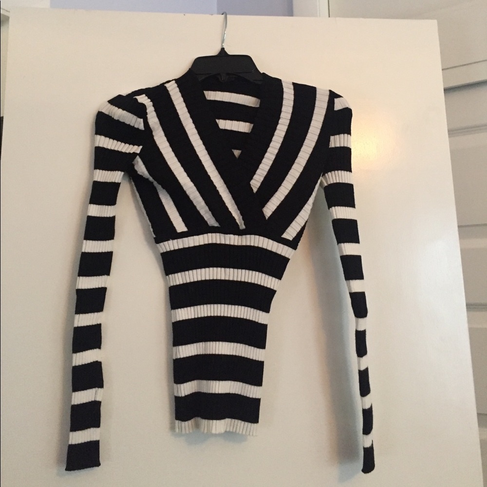 Jessica Simpson v neck long sleeve top