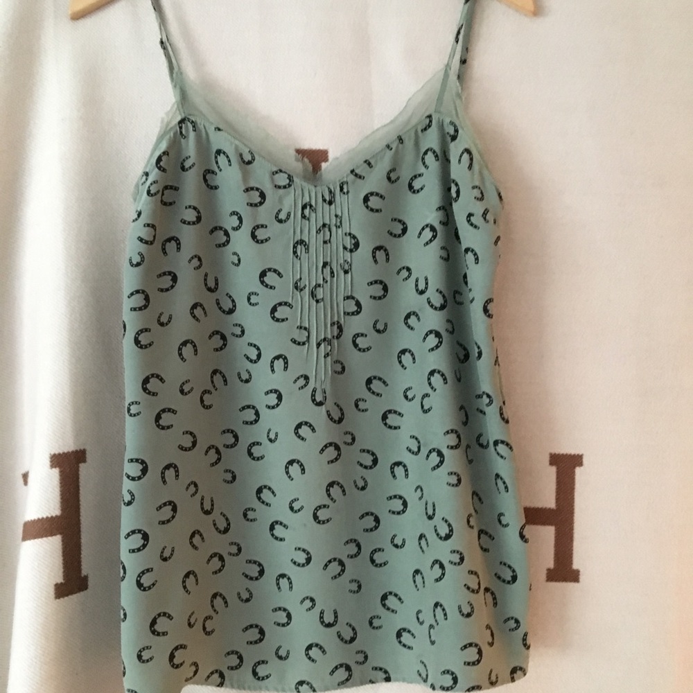 Elizabeth and James top