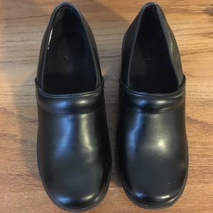 Safe step nursing shoes