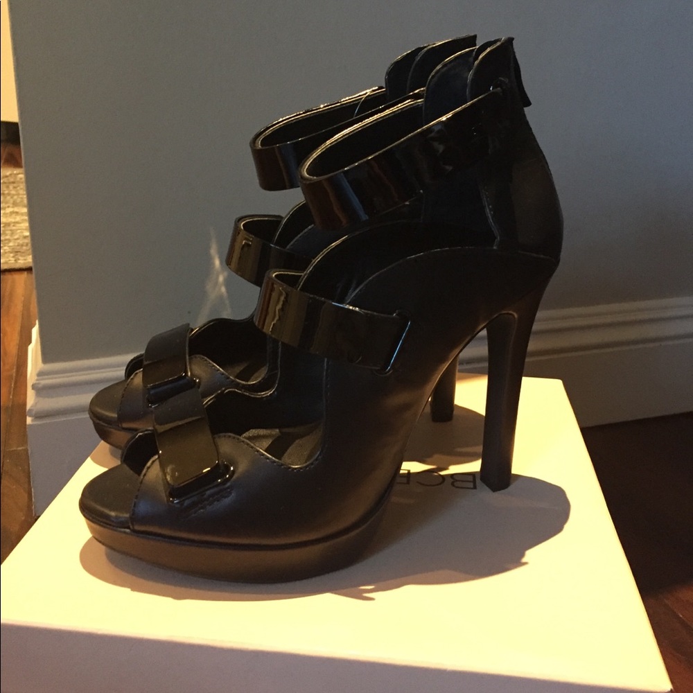NEvER WORN BCBG black pumps