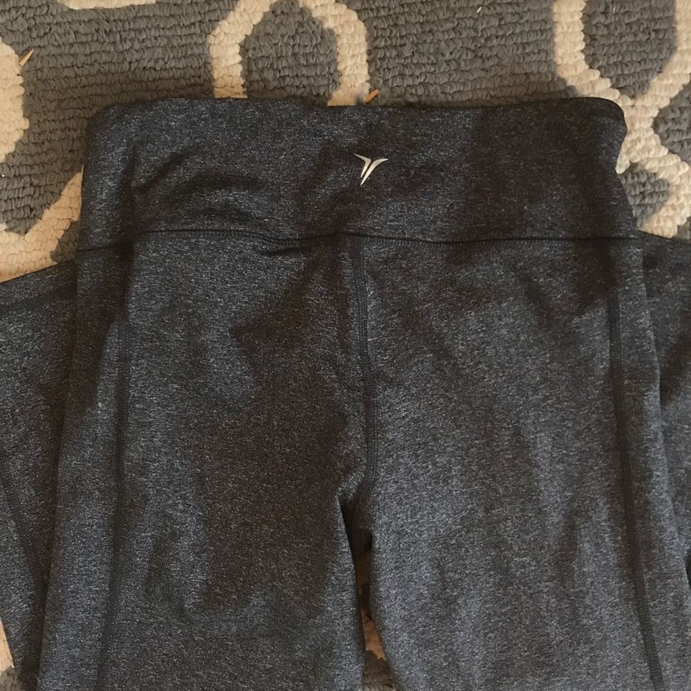 Old navy cropped work out pants (capris)