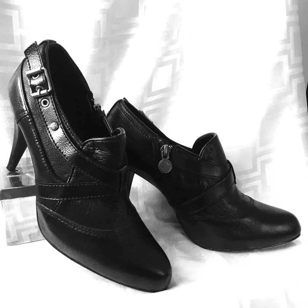 Stylish NIB Vera Wang Leather Booties - 7