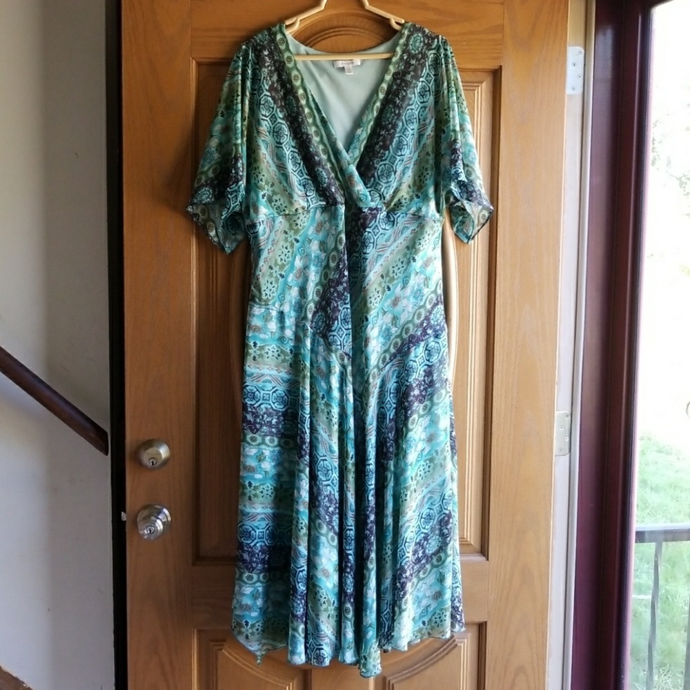 Floral dress with short sleeves.