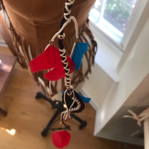 Pocahontas Feather Hair Clip for Halloween - Picture 2 of 3