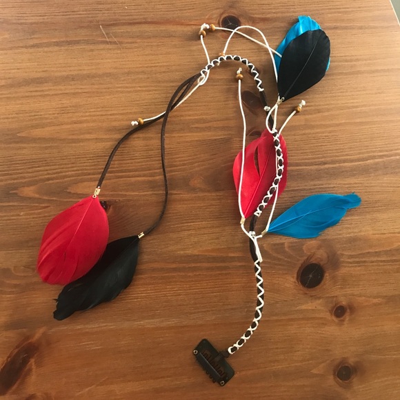Pocahontas Feather Hair Clip for Halloween - Picture 3 of 3
